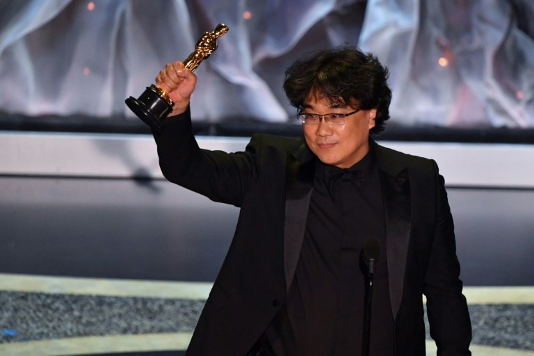 Der südkoreanische Film "Parasite" hat bei den diesjährigen Oscars triumphiert und Geschichte geschrieben: Die schwarze Komödie von Regisseur Bong Joon Ho gewann vier der begehrten Auszeichnungen, darunter den Hauptpreis für den besten Film.