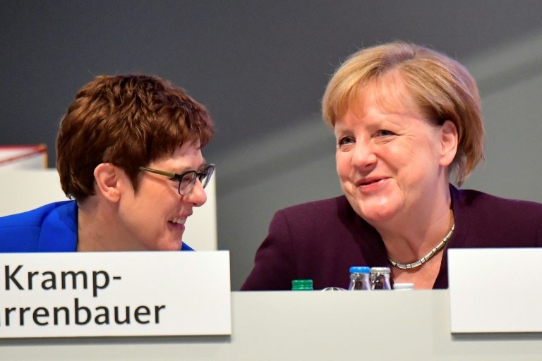 Merkel will Kramp-Karrenbauer als Verteidigungsministerin behalten.