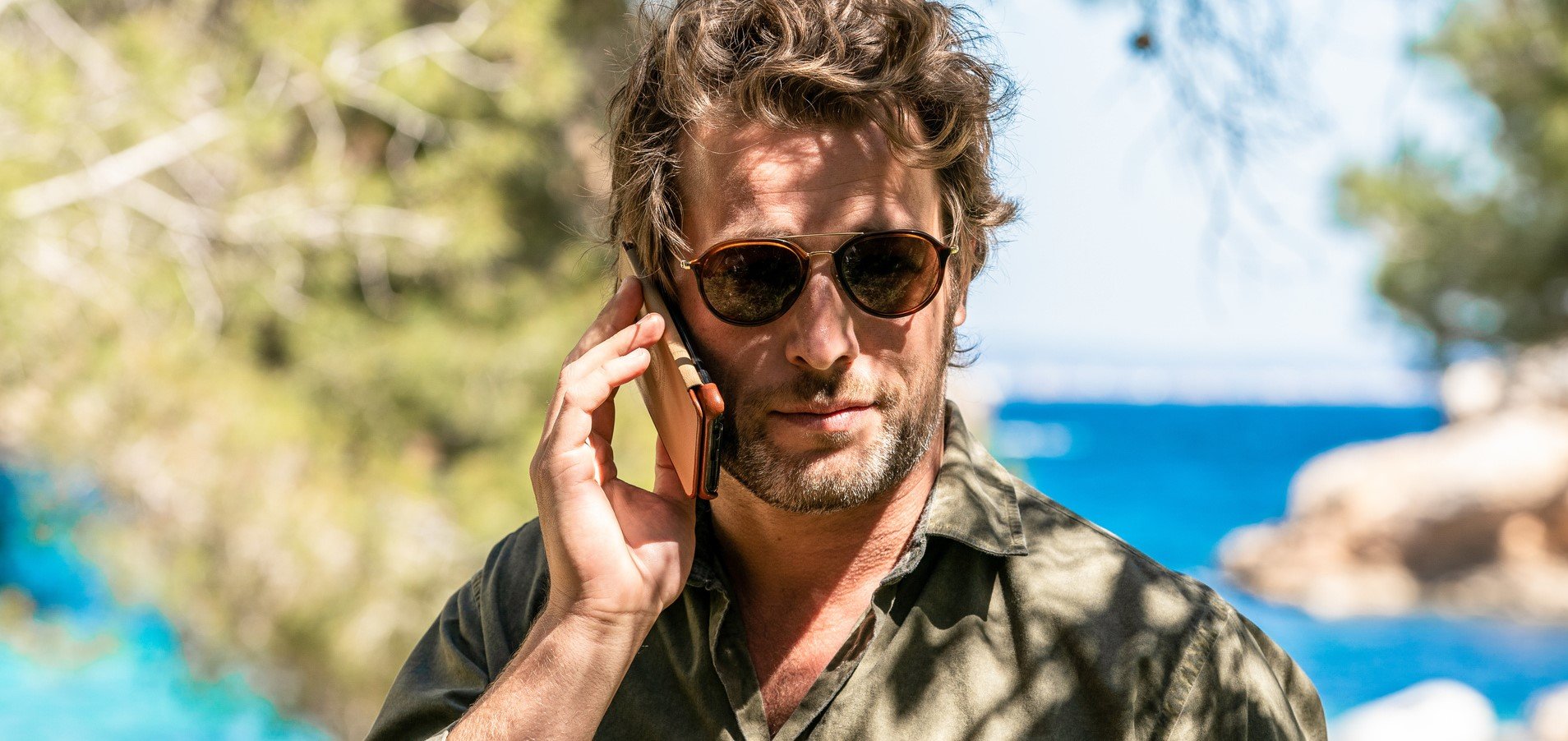 "The Mallorca Files - Die Ikone des Oligarchen": Max (Julian Looman) steht am Strand und telefoniert.