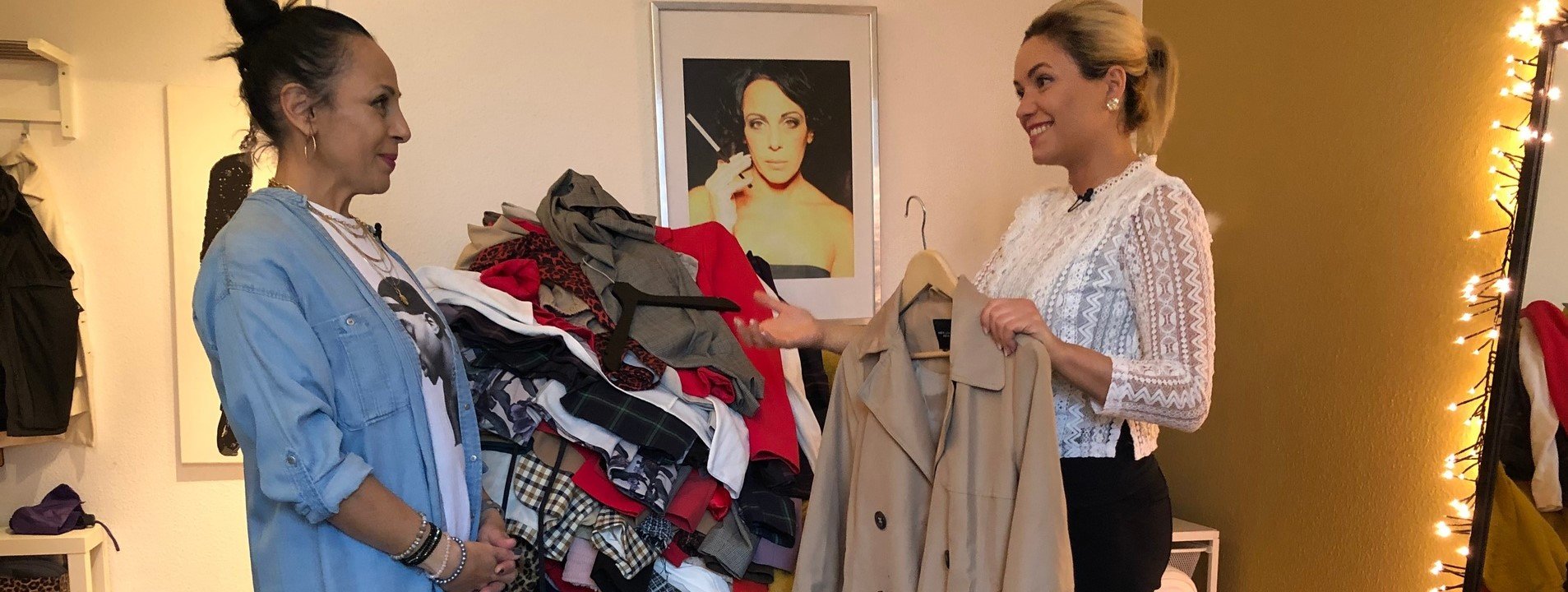 Loslassen statt horten. Despina bekommt Hilfe beim Aussortieren ihrer Kleidung von Aufräum-Profi Anika Schwertfeger. ZDF/Andrea Rudnick