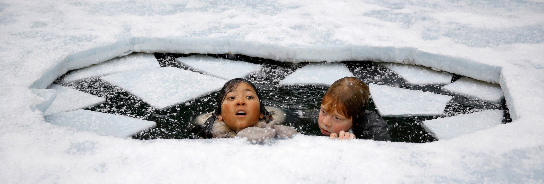 Nunu (Melina Mardini) und Tobbi (Arsseni Bultmann) sind am Nordpol ins Eis eingebrochen, können sich aber retten. ©ZDF und Tom Trambow.