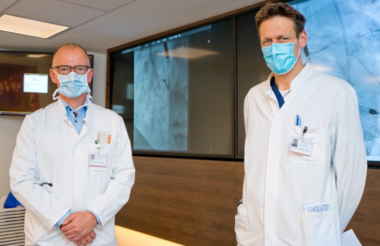 Foto: CLE_Notfälle: Prof. Dr. Olaf Oldenburg (l.) und Priv.-Doz. Dr. Martin Ritter (r.) beunruhigt ein deutlicher Rückgang der Notfallpatienten.