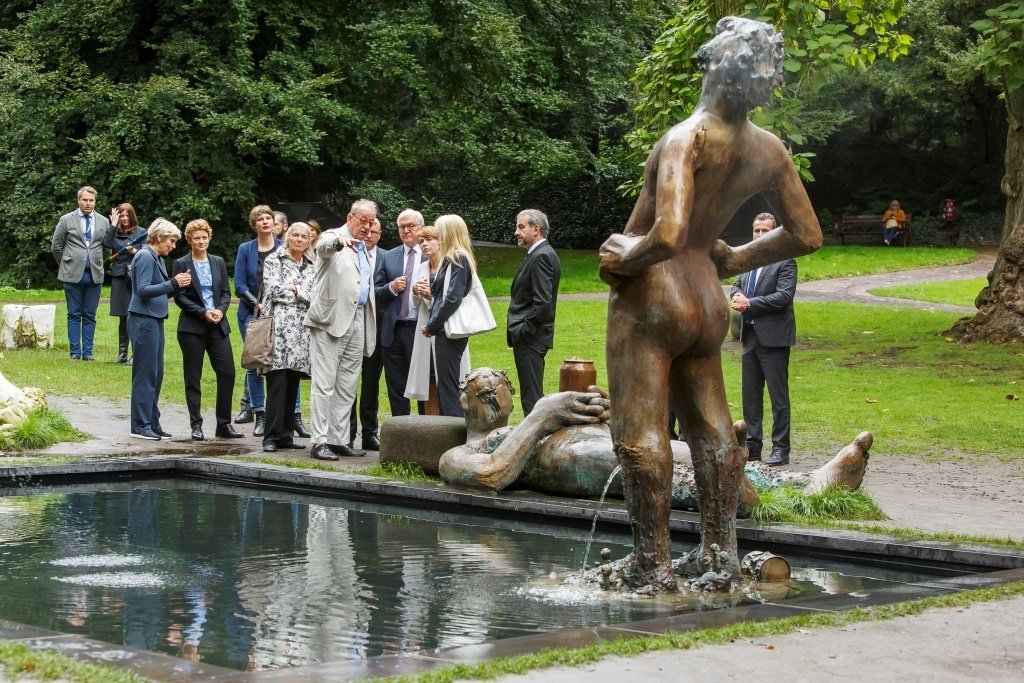 Kurator Kaspere König wurde während der Skulptur Projekt 2017 nicht müde den Brunnen von Nicole Eisenmann vorzustellen -  Foto: Presseamt Münster/Münster View