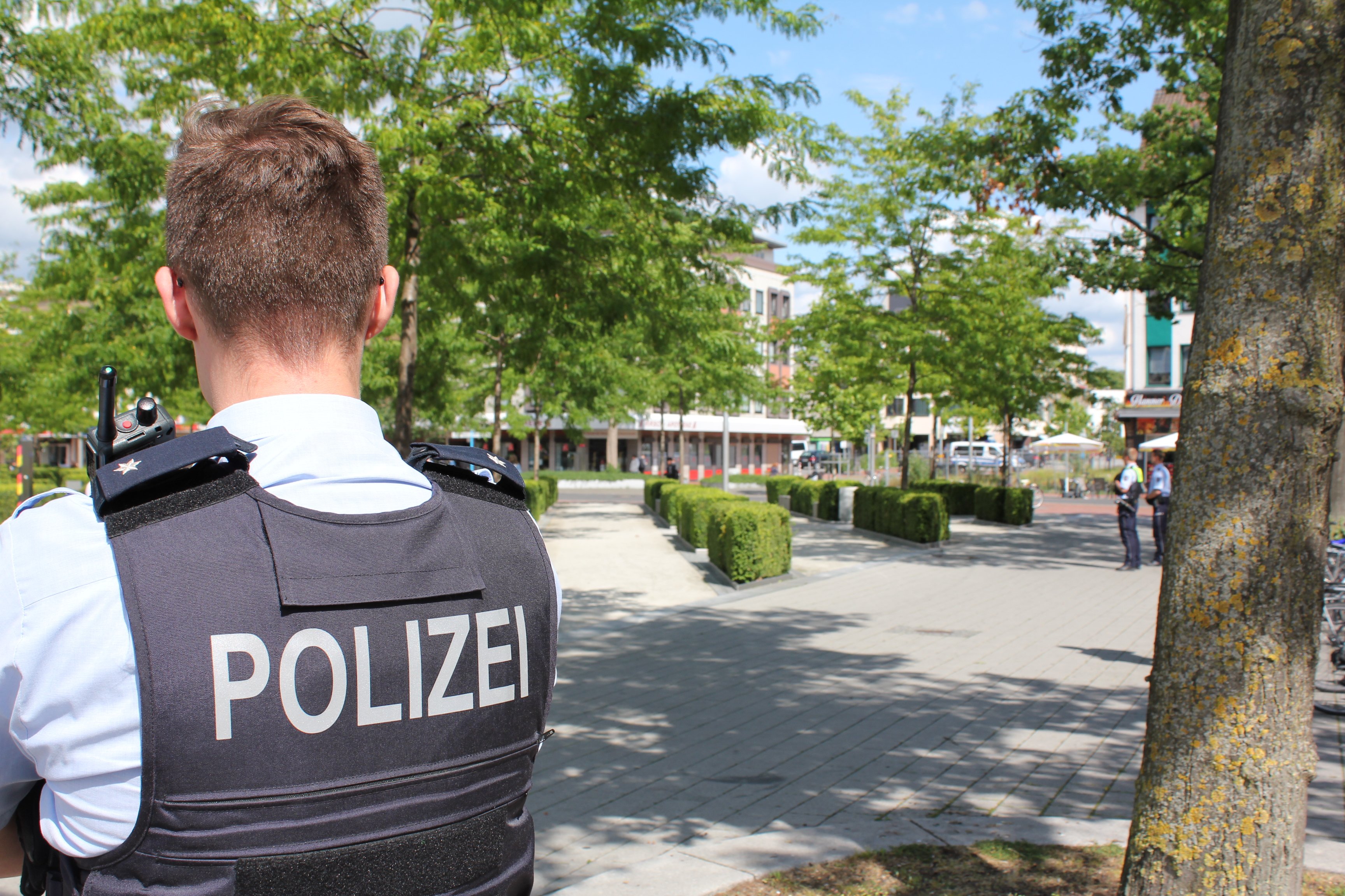 Ein Polizist bei der Schwerpunktkontrolle am Hammer Bahnhofsviertel
