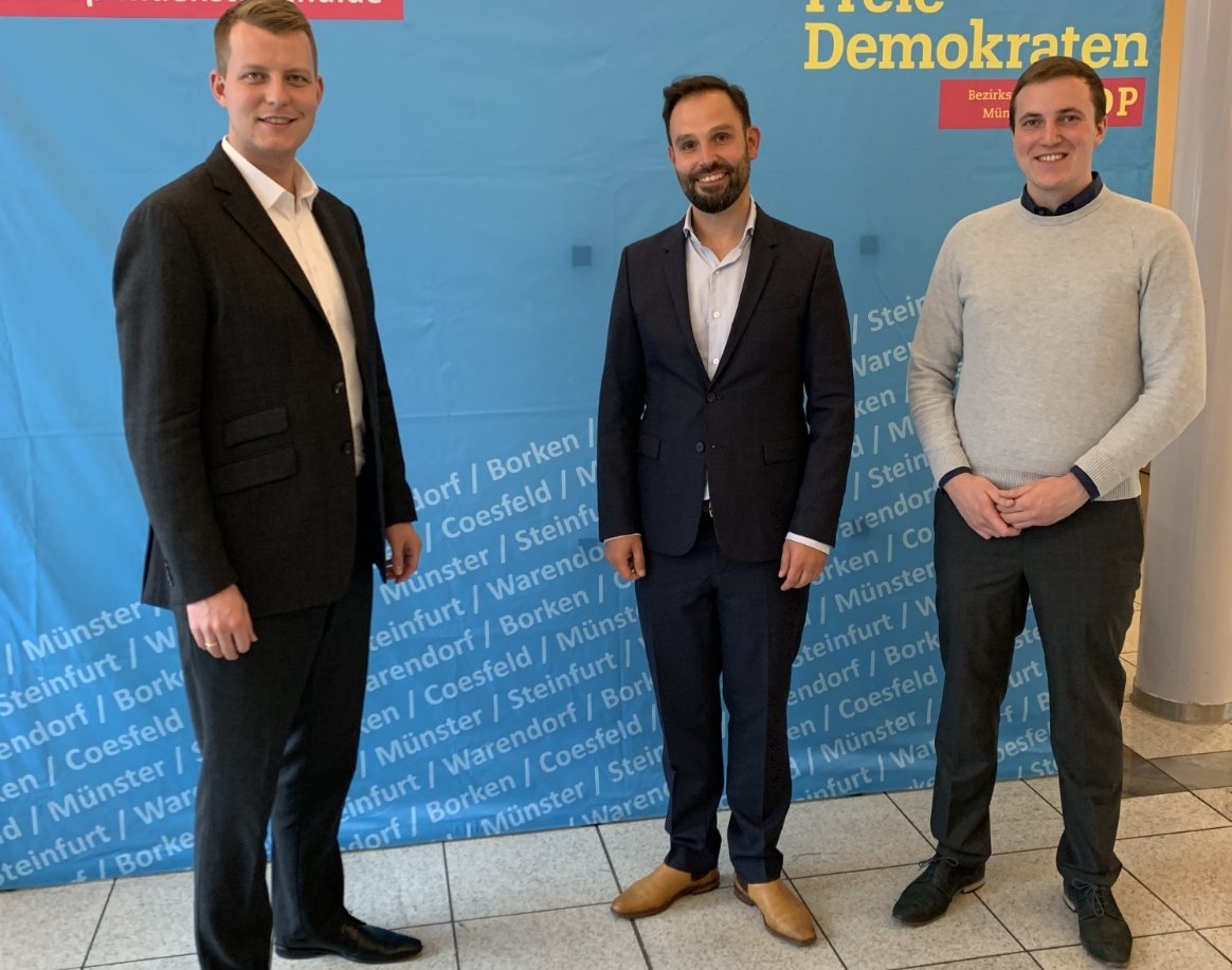 Von links nach rechts:   Den Bezirksvorsitzenden der FDP Münsterland Hennig Höne MdL, Klaus   Kretzer, sowie mich (Paavo Czwikla, Vorsitzender FDP Münster).