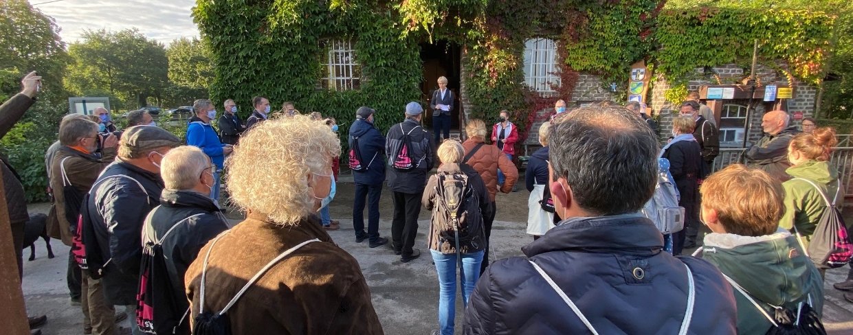 Regierungspräsidentin Dorothee Feller (Mitte) begrüßt die Gäste zur Naturpark-Wanderung an der Tüshaus Mühle in Dorsten.  Bildquelle: Bezirksregierung Münster