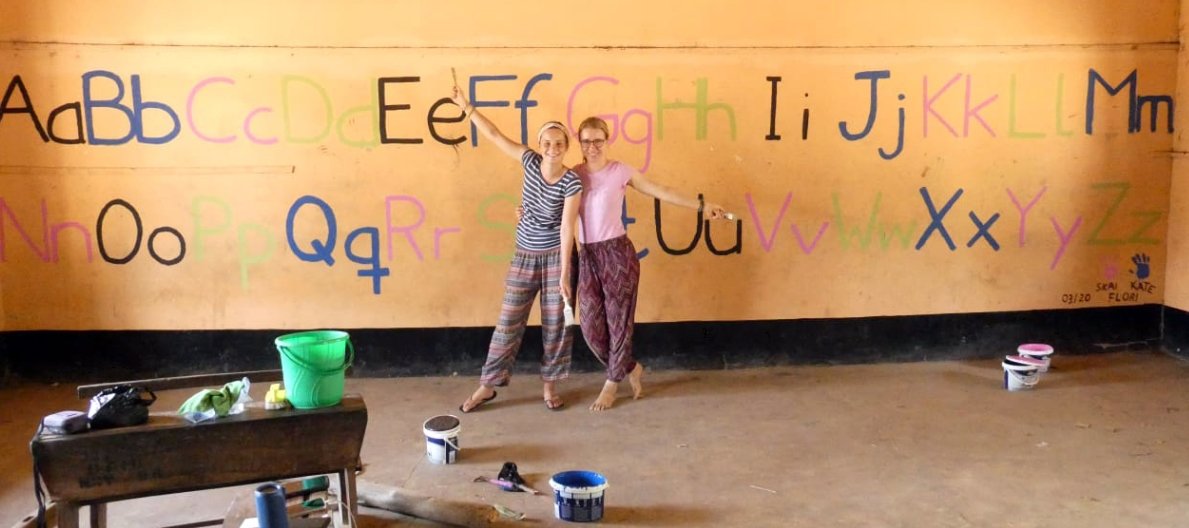 Katharina Graw (links) aus Drensteinfurt gestaltete während ihres Freiwilligendienstes zusammen mit ihrer Mitfreiwilligen Skaidrit Bischoff ein Klassenzimmer in Ghana um. Ghana-Freiwillige Katharina Graw zum „Monat der Weltmission“ Drensteinfurterin möchte Bewusstsein für Bildung stärken