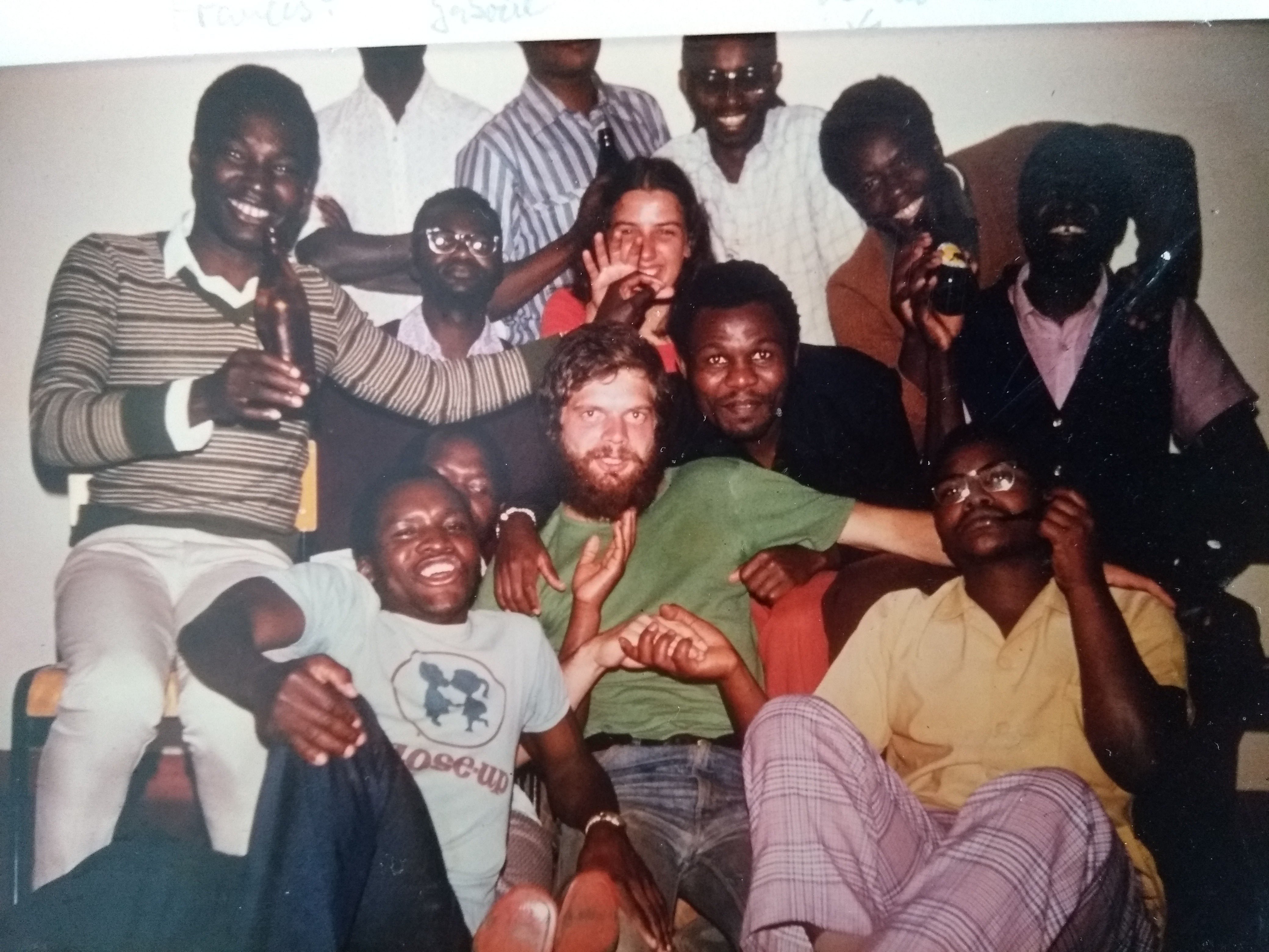 1976 in Nigeria: Uli Jost-Blome feiert mit Einheimischen im Priesterseminar. (Foto: privat)