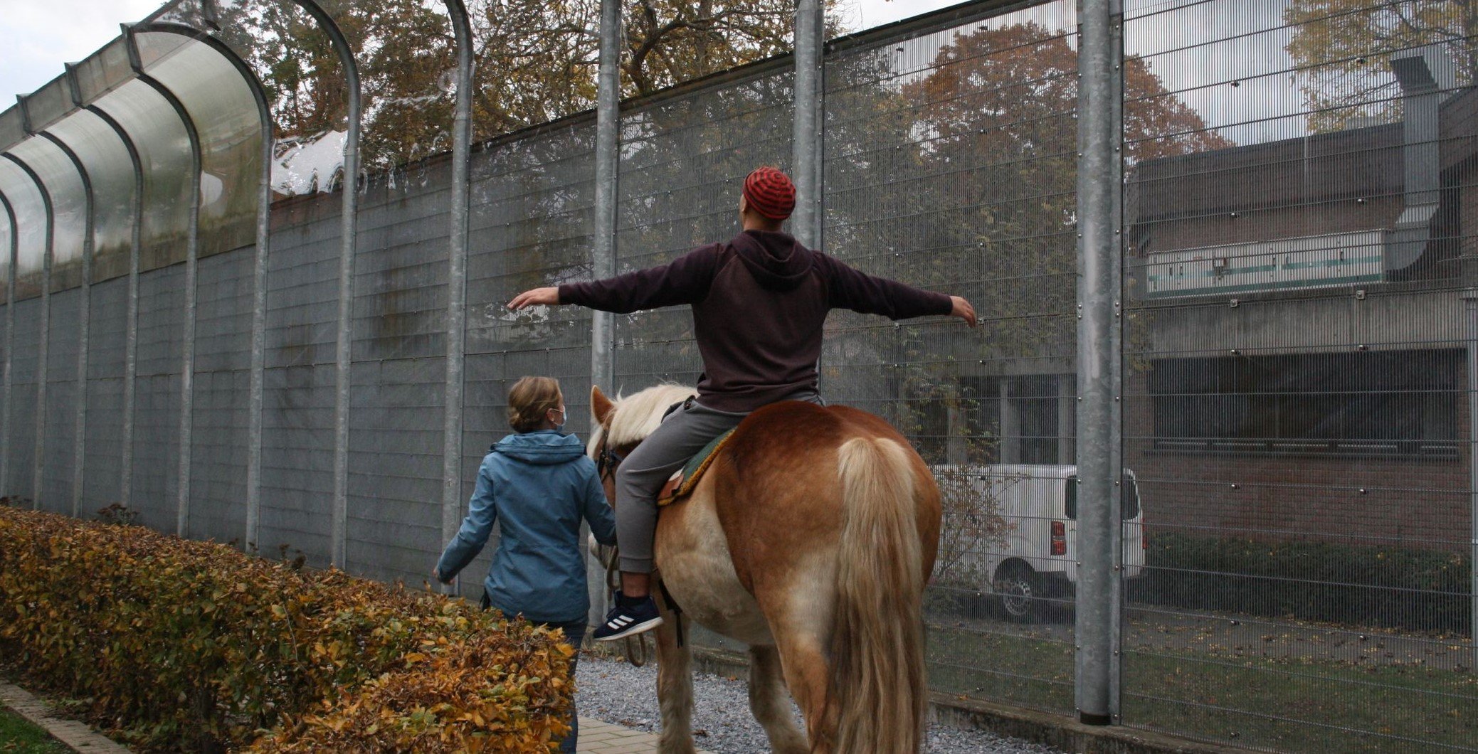 Trotz Sicherheitszaun: Die große Freiheit auf dem Pferderücken. Foto: LWL/Schulte-Fischedick