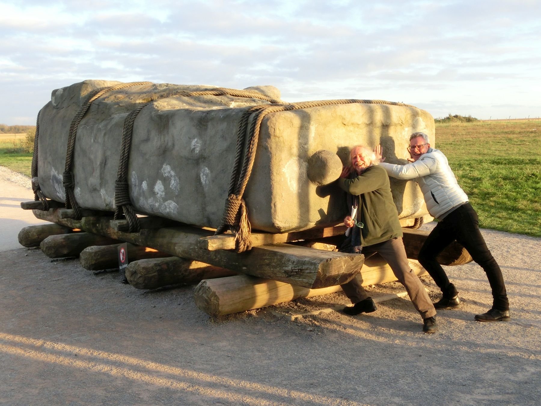 Julian Richards (links) und Leiter des LWL-Römermuseums Dr. Josef Mühlenbrock (rechts) vor dem Stonehenge Visitor Center an einem Modell zum Transport der Steine. Foto: LWL-Museum für Archäologie/K. Schierhold