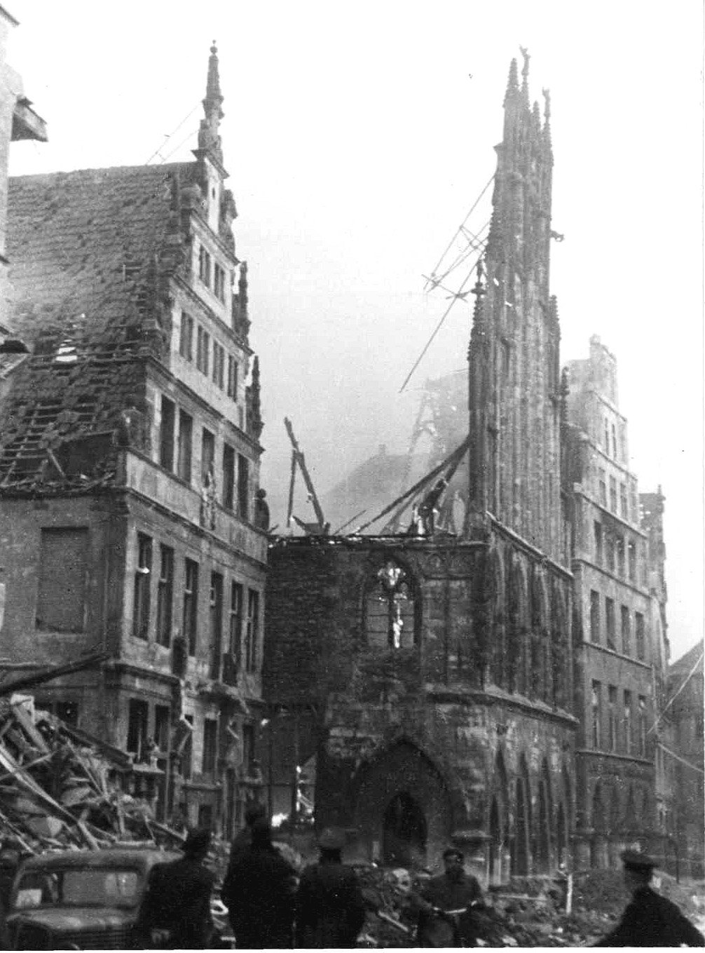 5) Im Zweiten Weltkrieg wurde die Stadt Münster mit Hunderttausenden Brandbomben überzogen - hier das brennende Rathaus am 28. Oktober 1944.
