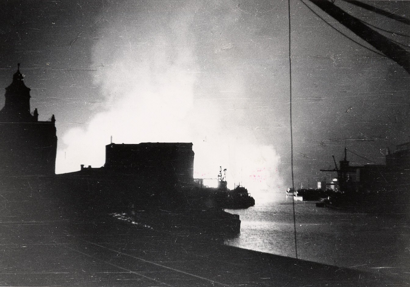 4) Im Zweiten Weltkrieg wurde die Stadt Münster mit Hunderttausenden Brandbomben überzogen - hier der Stadthafen in Flammen.