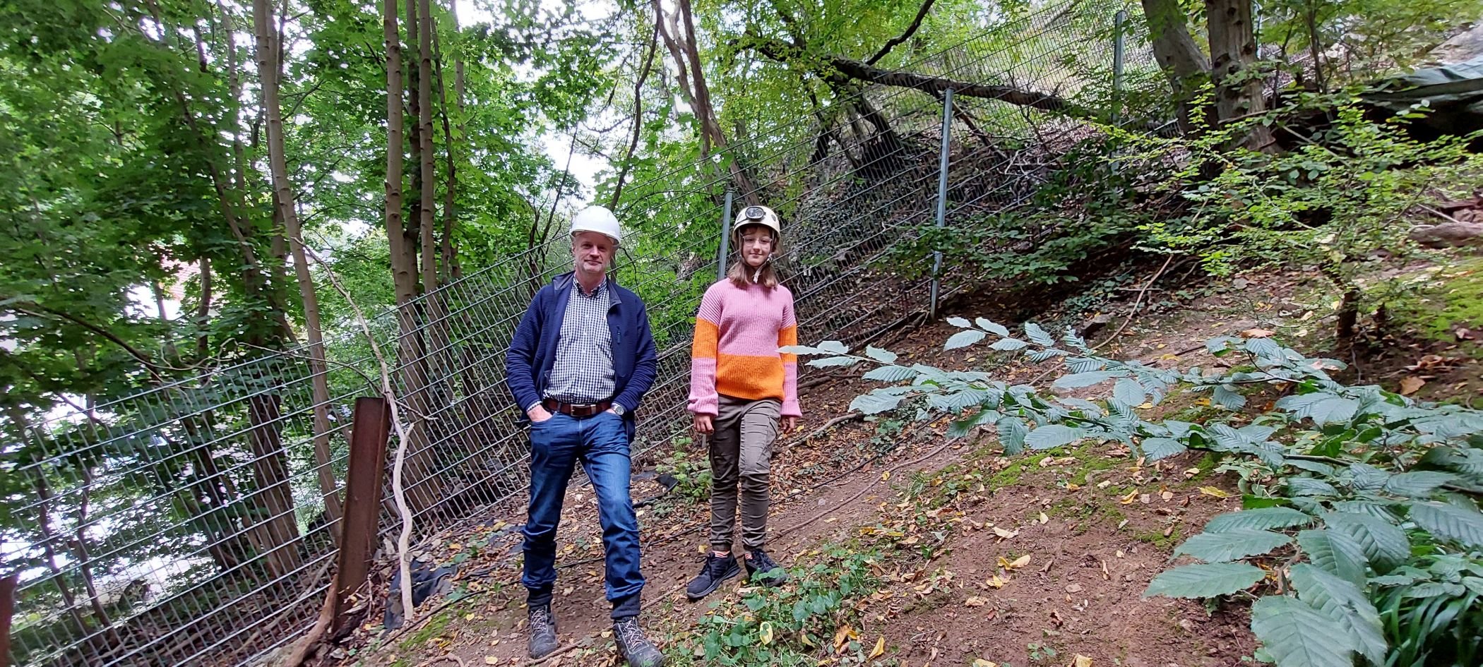 Prof. Michael Baales und Stella bei der Ausgrabung an der Blätterhöhle. Foto: LWL-Archäologie/S. Görtz