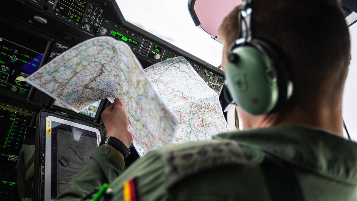 Dank modernster Technik im Cockpit ist das Navigieren im Transportflugzeug A400M ein Kinderspiel für die Besatzungen. Im Notfall müssen sie aber auch in der Lage sein, nur mit einfachen Hilfsmitteln ihr Ziel zu erreichen.  Bundeswehr/Jane Schmidt