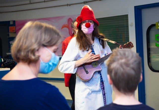 Musik erreicht die Kinder immer: Bei den Besuchen von Irmhild Willenbrink dürfen sich die kleinen Patientinnen und Patienten Lieder wünschen – die eigensinnigen Interpretationen von Clownin Lollo sind inbegriffen./UKM