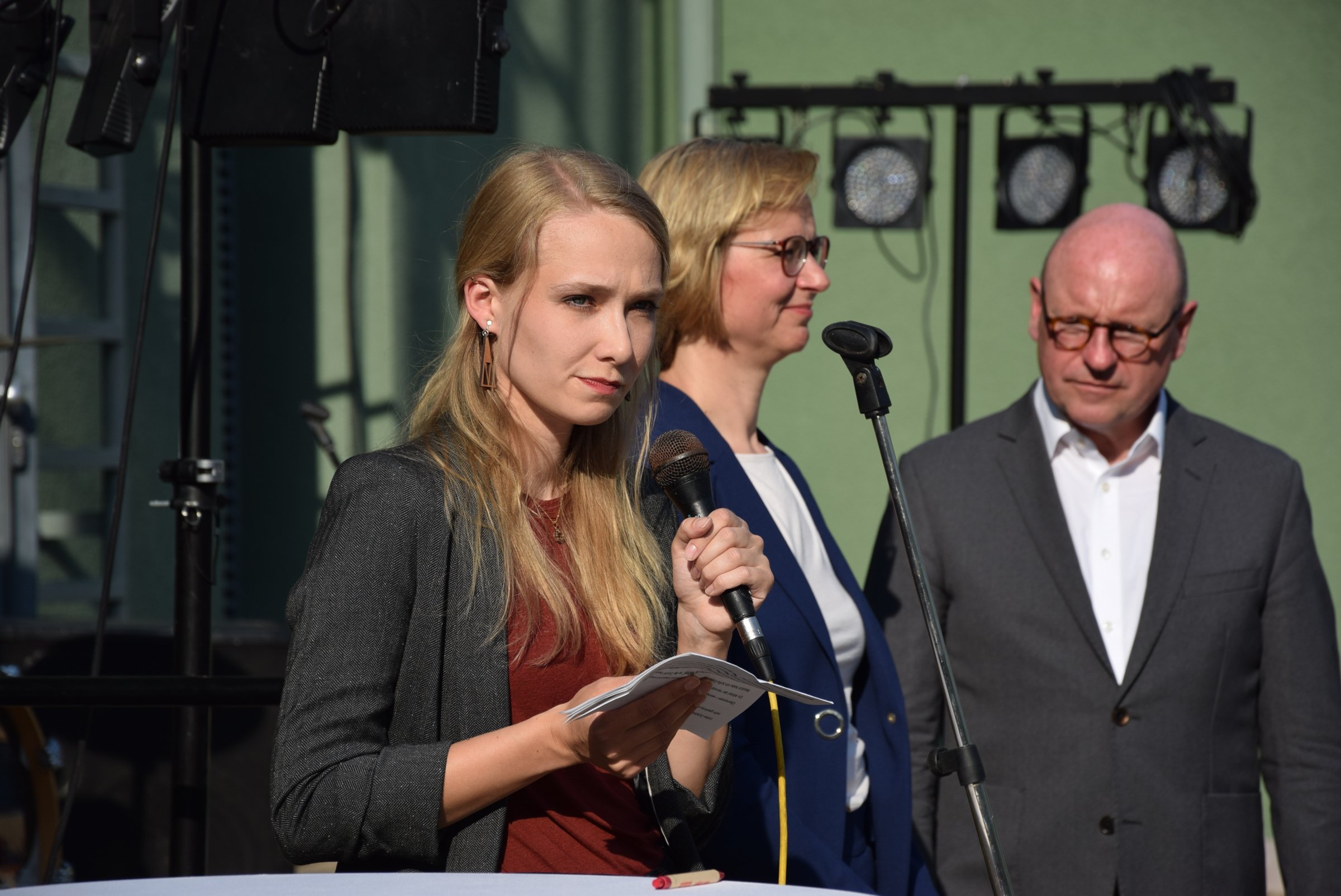 Marlena Gundlach spricht für die Studierenden. Im Hintergrund: Eisenachs Oberbürgermeisterin Katja Wolf und Münsters Oberbürgermeister Markus Lewe./Stadt Eisenach/Müller.