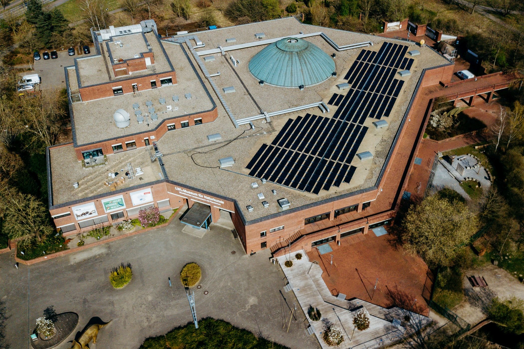 Das Flachdach des Naturkundemuseums bietet genügend Platz für die 670 Quadratmeter-große Anlage./LWL/Steinweg
