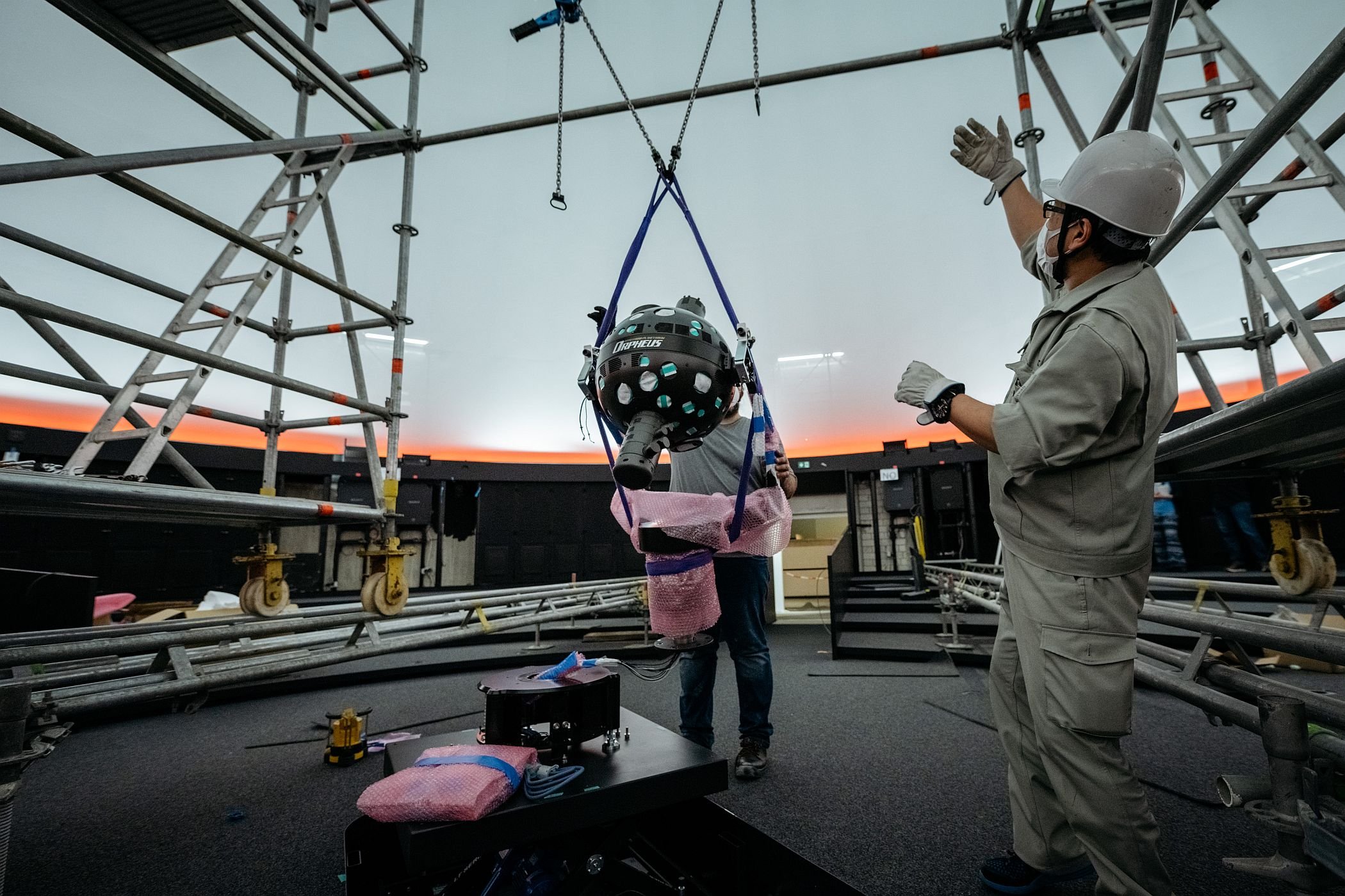 Der neue Sternenprojektor Orpheus wird im modernisierten Planetarium des LWL-Museums für Naturkunde installiert. Das Gerät der japanischen Firma "GOTO" ist nur halb so groß wie sein Vorgänger. Ab dem 2. Juli können damit demnächst wieder realistische Darstellungen von Planeten, der Sonne und des Mondes angesehen werden /  LWL/Steinweg