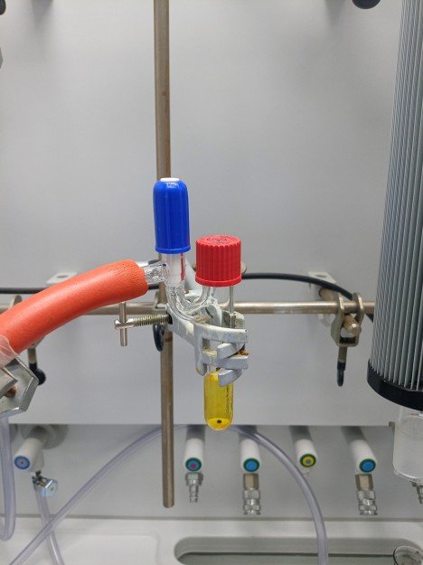 Das Reaktionsgefäß, das die Reaktionskomponenten und den in dem Lösungsmittel Hexafluorisopropanol gelösten Photokatalysator enthält, wird an den sogenannten Argon-Vakuum-Verteiler angeschlossen / © WWU – Peter Bellotti