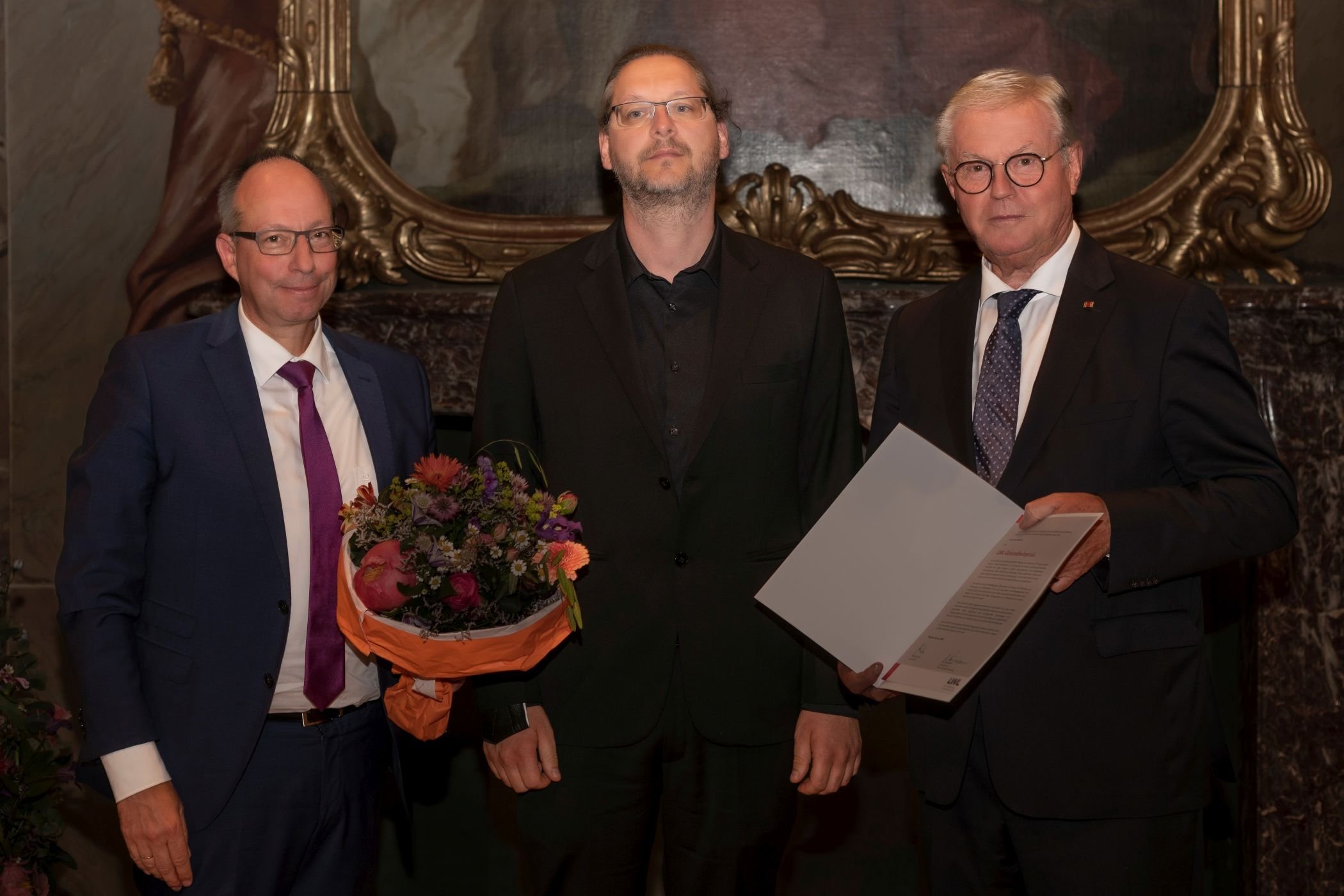 Den LWL-Gesundheitspreis übergeben LWL-Direktor Matthias Löb (l.), und Klaus Baumann, Vorsitzender der LWL-Landschaftsversammlung, (r.) an Sven Borchert aus Dortmund / LWL
