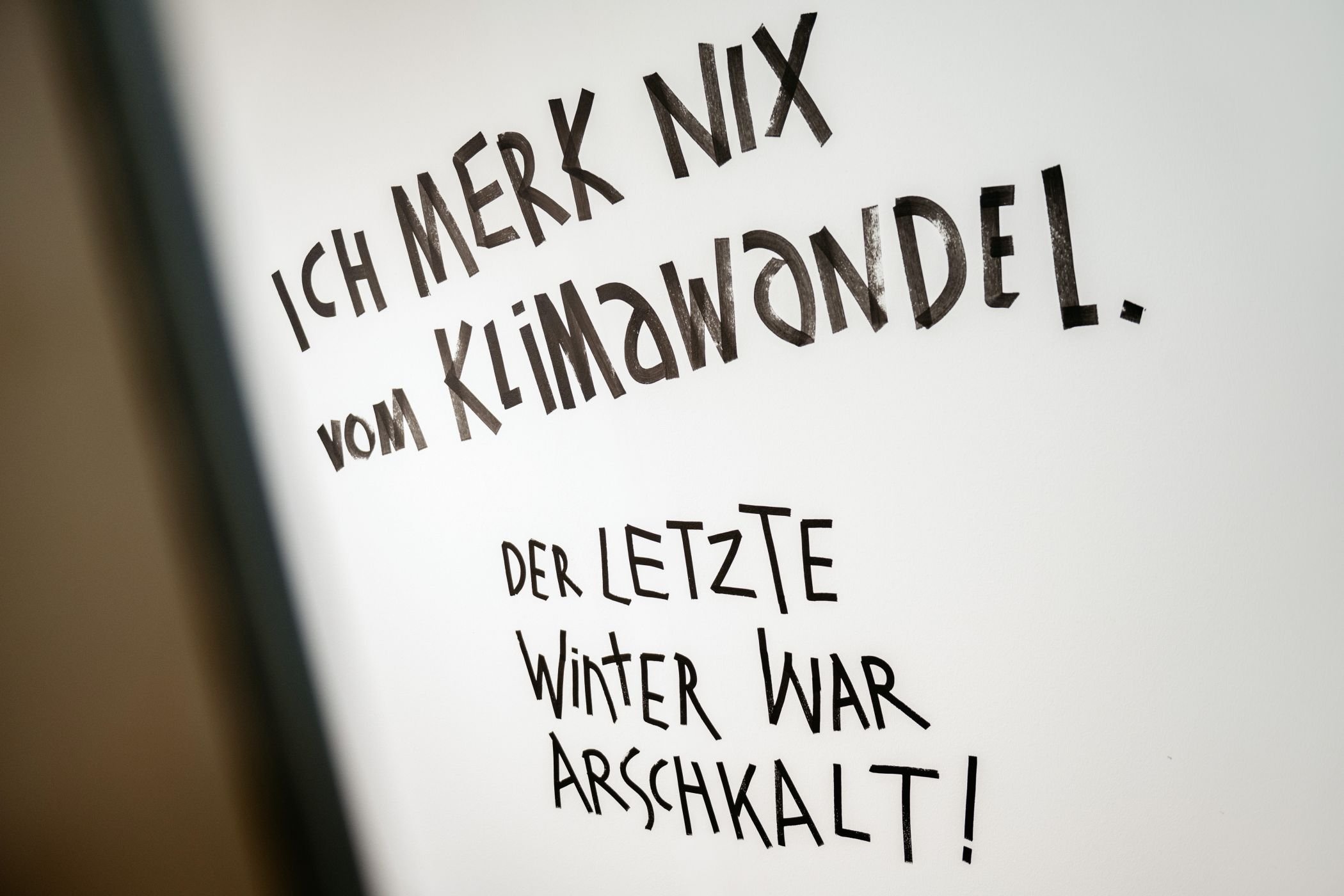Provokante Sätze an den Ausstellungswänden sollen die Museumsgäste zum Nachdenken anregen / LWL/Steinweg