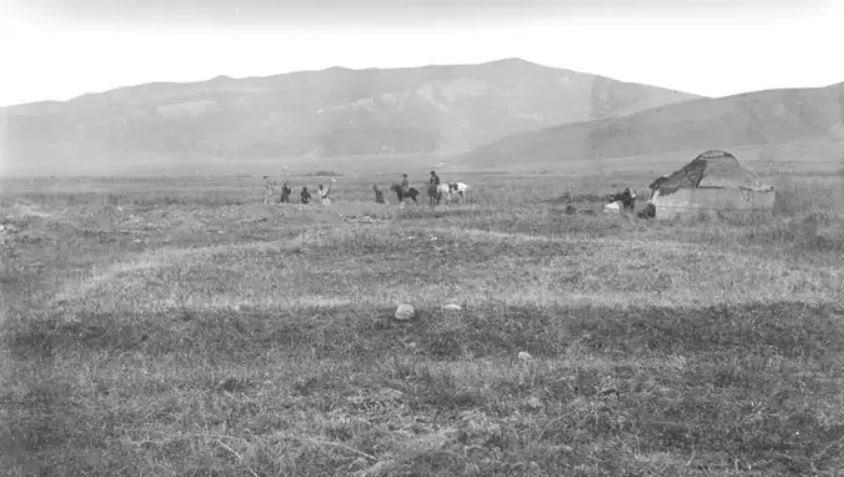 Ausgrabungen an der Kara-Djigach Fundstätte im Tschu-Tal am Fuße des Tian Shan-Gebirges in Kirgisistan.   © A.S. Leybin, August 1886