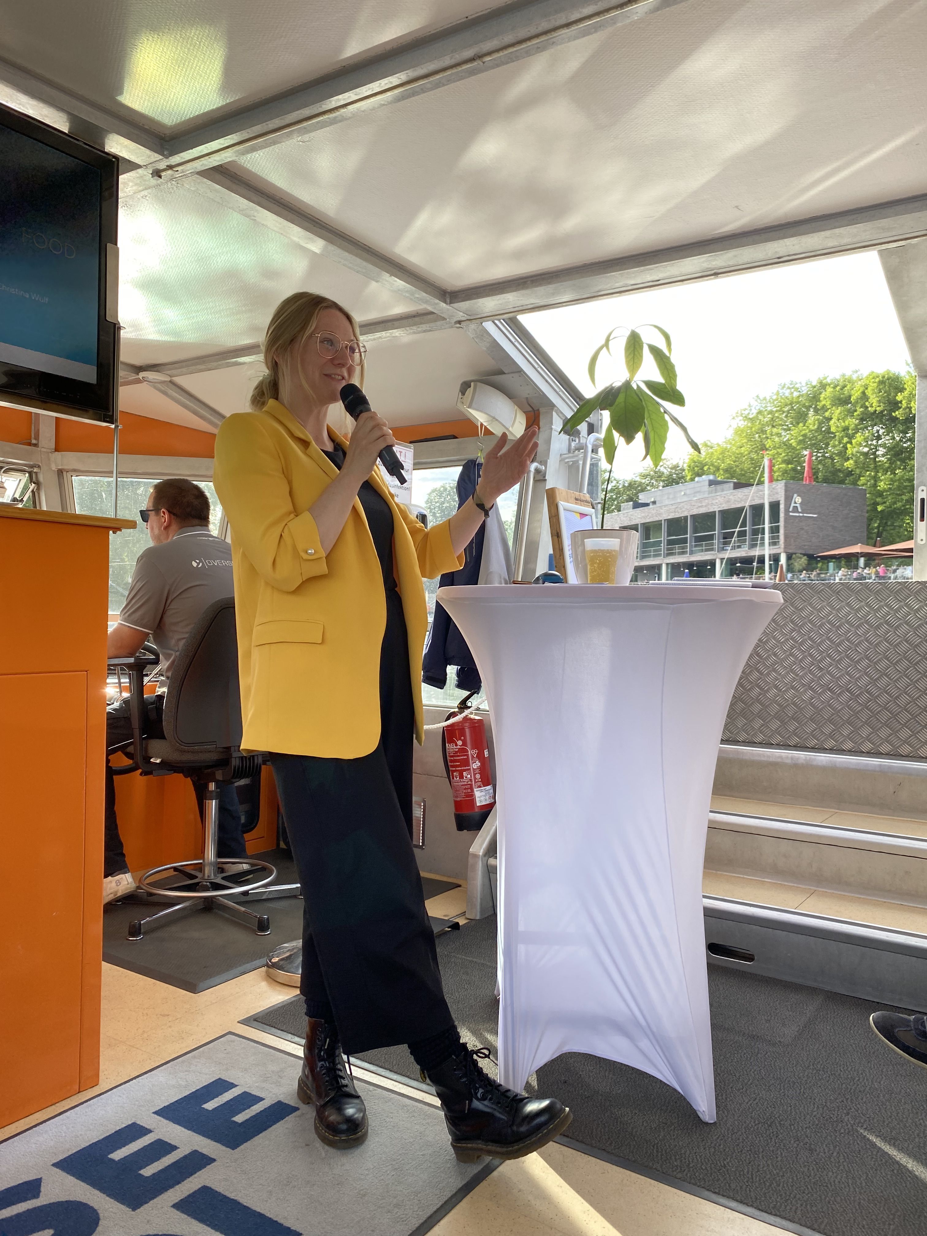 Die Fahrten mit der Solaaris über den Aasee gehörten zu den Publikumslieblingen. Christina Wulf von der FH Münster thematisierte den Wasserverbrauch beim Avocado-Anbau / Stadt Münster.