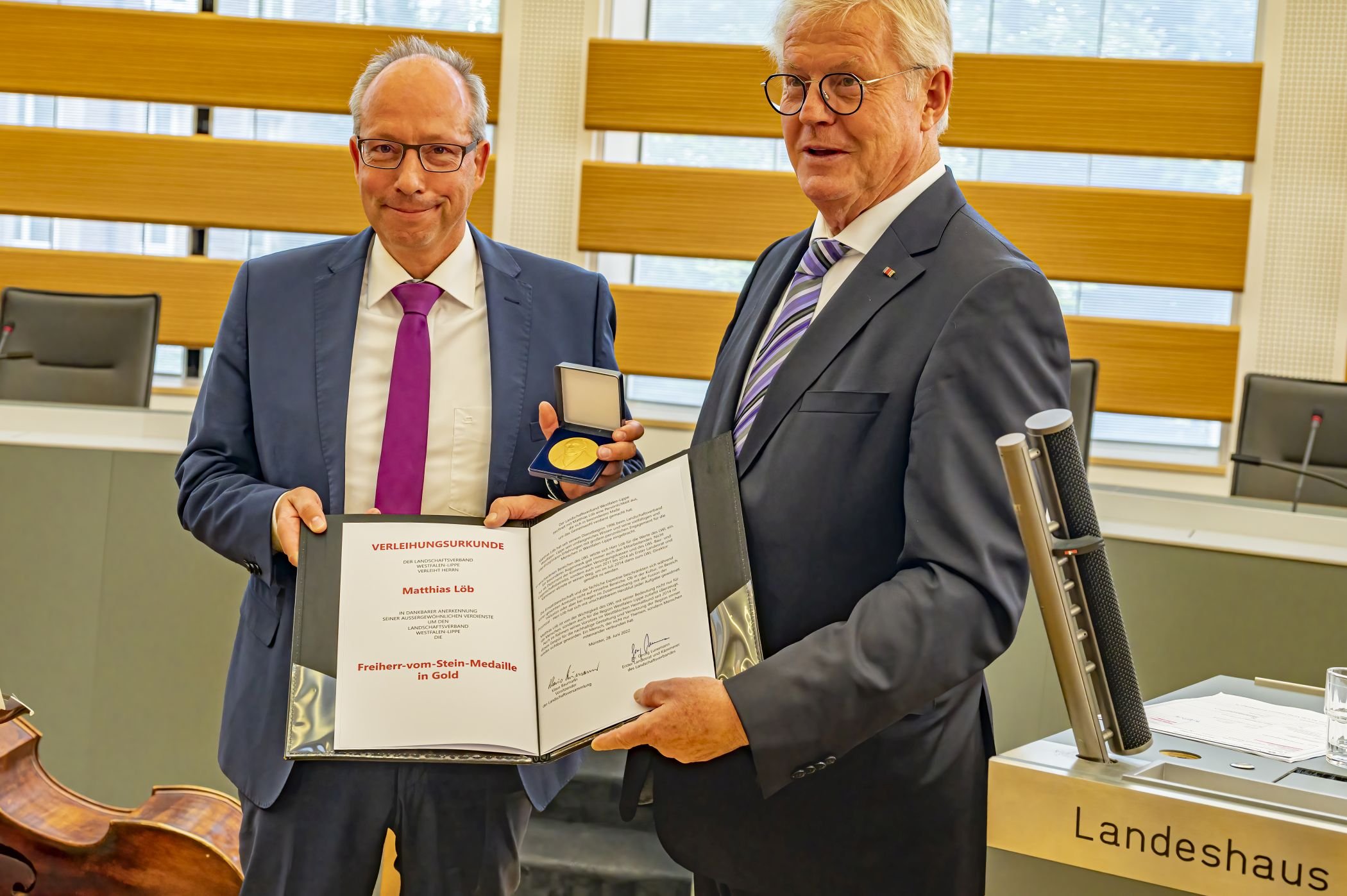 Matthias Löb (l.) erhielt aus den Händen von Klaus Baumann, dem Vorsitzenden der LWL-Landschaftsversammlung die höchste LWL-Auszeichnung: die Freiherr-vom-Stein-Medaille / LWL/Norbert Gaßner