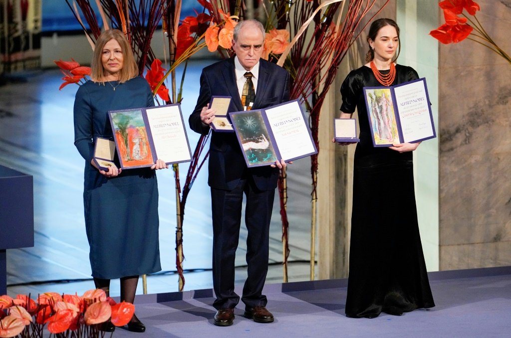Die drei diesjährigen Friedensnobelpreisträger haben bei der Entgegennahme ihrer Auszeichnung in Oslo mit deutlichen Worten den Widerstand der Ukraine gegen Moskaus Angriffskrieg unterstützt.