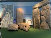 Blick in die Ausstellung "Stonehenge - Von Menschen und Landschaften" im LWL-Museum für Archäologie mit 1:1 Rekonstruktion des inneren Steinkreises.Foto: Doreen Mölders