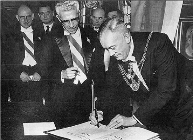 Im Rathaus der Loirestadt unterzeichnete im Mai 1961 Oberbürgermeister Dr. Busso Peus die Urkunde über die Bekräftigung der "Jumelage". Daneben mit gezücktem Stift: Maire Roger Secrétain. Foto: Privat.