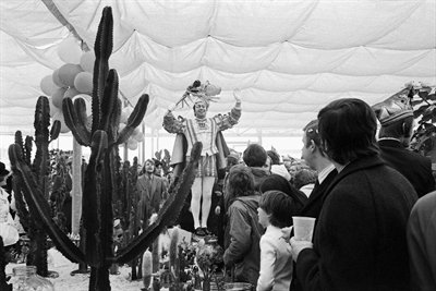 1973: Karnevalsprinz Horst II. in einem Gartencenter. Foto: Westfälische Nachrichten, Sammlung Rudolf Krause, Münster.