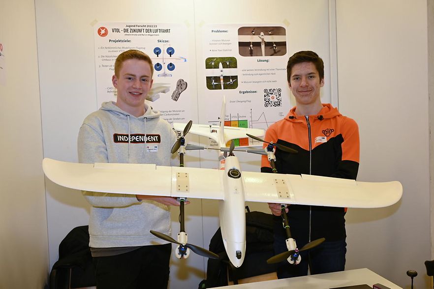 1. Preis - JT006: Jugend forscht (Technik): Standnummer: 6. Namen: Marvin Wiggermann und Johann Droste. Thema: VTOL - die Zukunft der Luftfahrt?