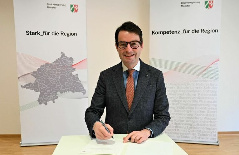Regierungspräsident Andreas Bothe unterzeichnet die gemeinsame Erklärung © Bezirksregierung Münster