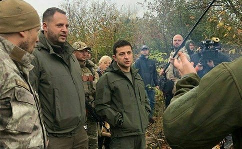 Wladimir Zelenskij im Gespräch mit dem Militär im Dorf Zolote, 2016 (Foto im Besitz der Ukrainska Pravda)