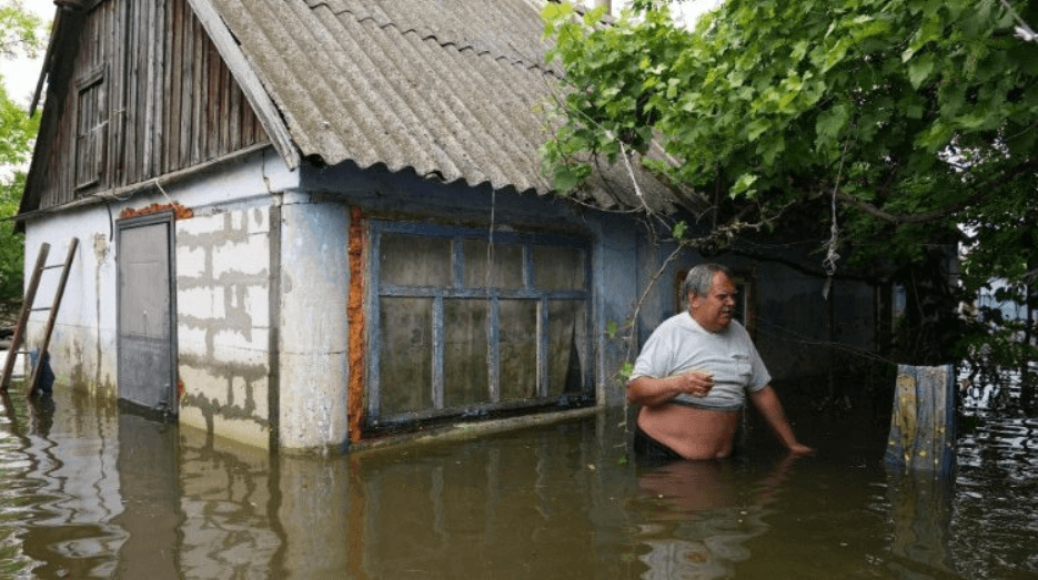 Überschwemmung durch den Staudammbruch in Mykolajiw Krise in der Krise