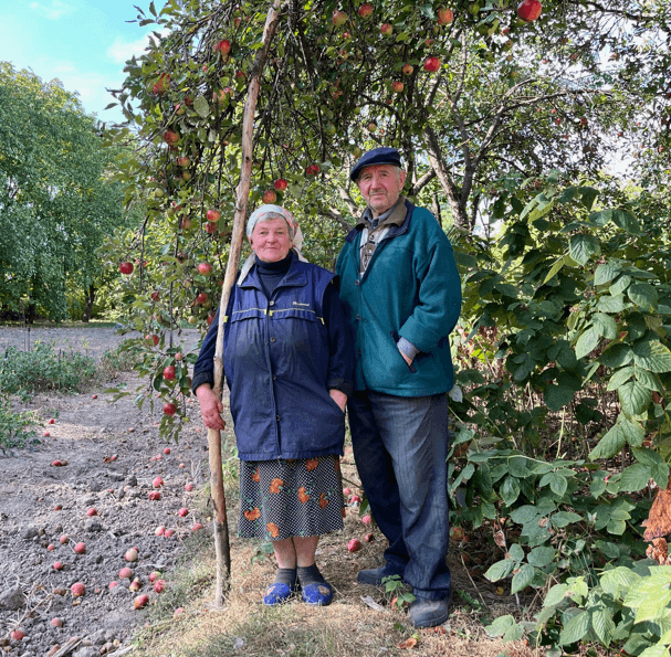 Das Ehepaar Bondarenko in seinem Garten. Oktober, 2023. Foto: exklusive Quelle.